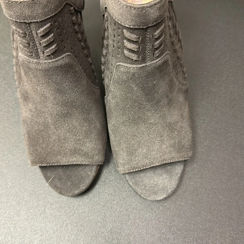 Vince Camuto size 7 M